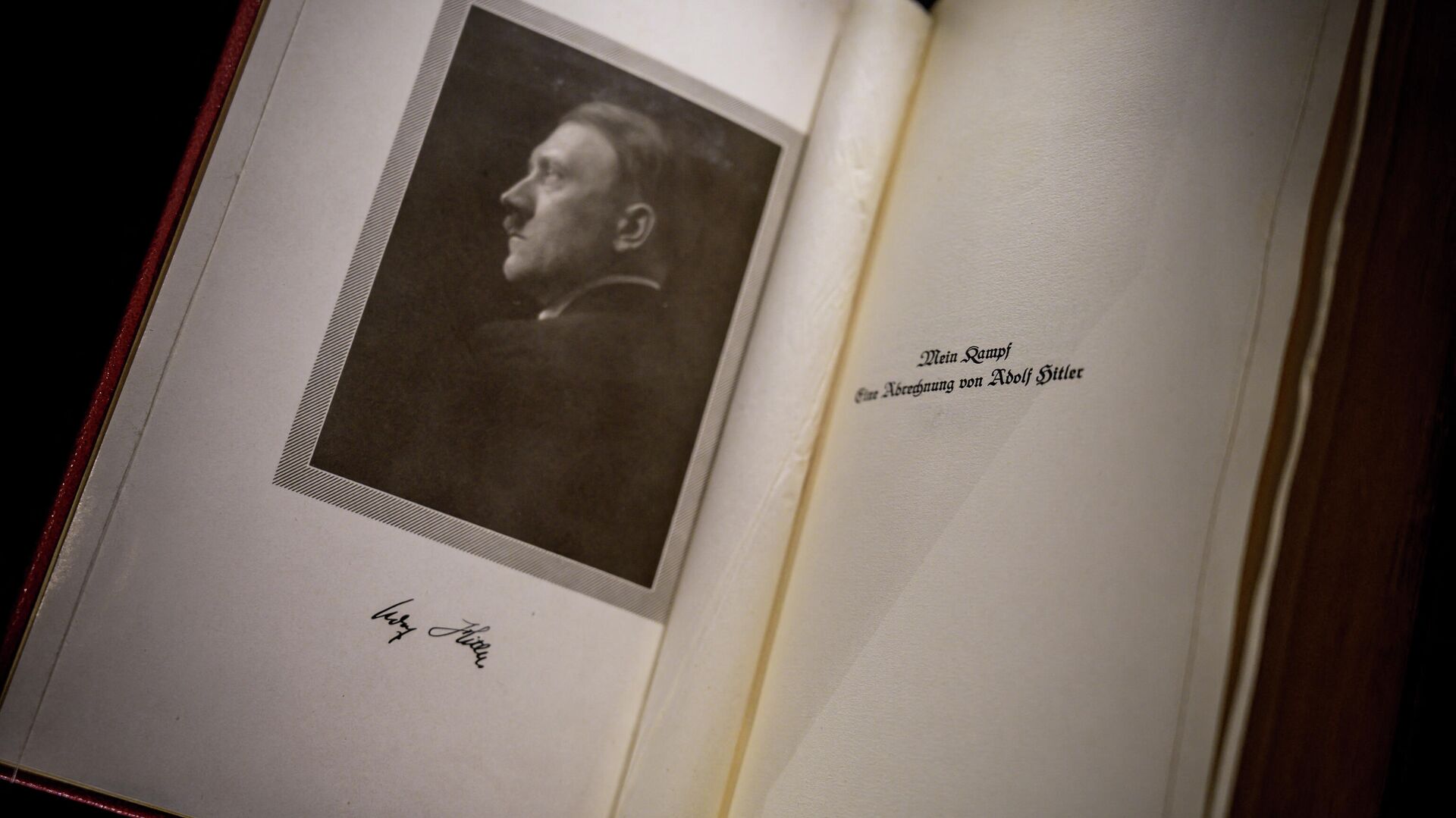 Книга Адольфа Гитлера Mein Kampf (Моя борьба). Архивное фото - Sputnik Кыргызстан, 1920, 28.04.2022