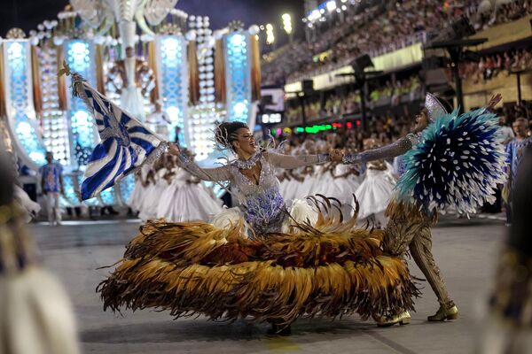 Карнавал является одним из самых узнаваемых символов Бразилии. На фото артисты из школы самбы &quot;Портела&quot; в Рио-де-Жанейро. - Sputnik Кыргызстан