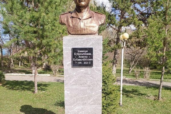 В Нарыне установили бюст пограничника Эсентура Кубанычбекова, погибшего год назад во время конфликта на кыргызско-таджикской границе - Sputnik Кыргызстан