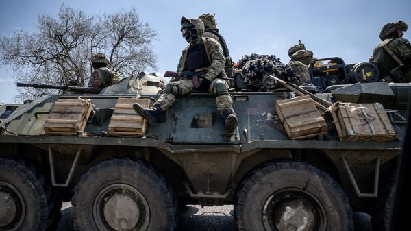 Украинские военнослужащие едут на бронетранспортере на окраине Кривого Рога  - Sputnik Кыргызстан