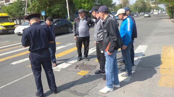 Штрафование городских служб сотрудниками УПСМ в Бишкеке - Sputnik Кыргызстан