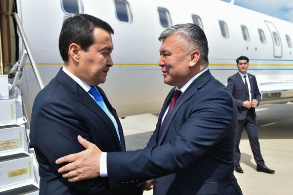 В аэропорту &quot;Манас&quot; высокого гостя встретил первый заместитель председателя кабинета министров КР Арзыбек Кожошев - Sputnik Кыргызстан