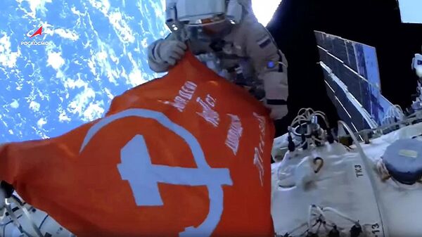 Роскосмостун космонавттары Жеңиш туусун космоско алып чыгышты - Sputnik Кыргызстан