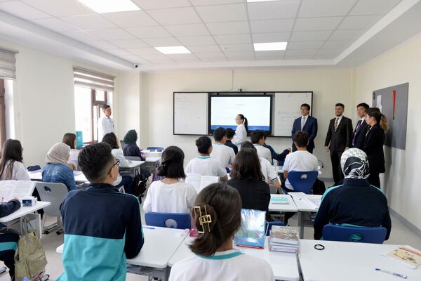 &quot;Маариф&quot; билим берүү комплексинде окутуу жергиликтүү жана эл аралык программа боюнча жүргүзүлөт - Sputnik Кыргызстан