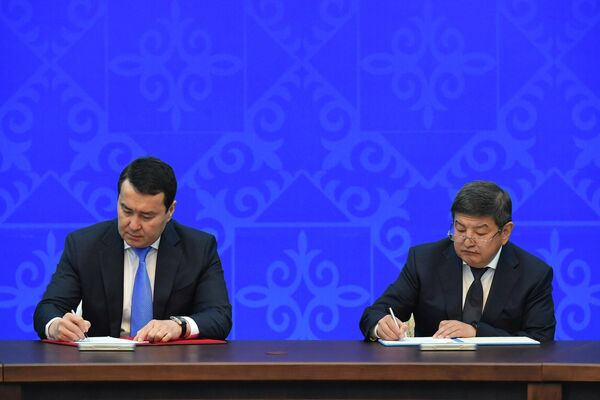 Согласно документу, стороны детально обсудили организацию и проведение предстоящего 26 мая официального визита президента Казахстана Касым-Жомарта Токаева в КР - Sputnik Кыргызстан