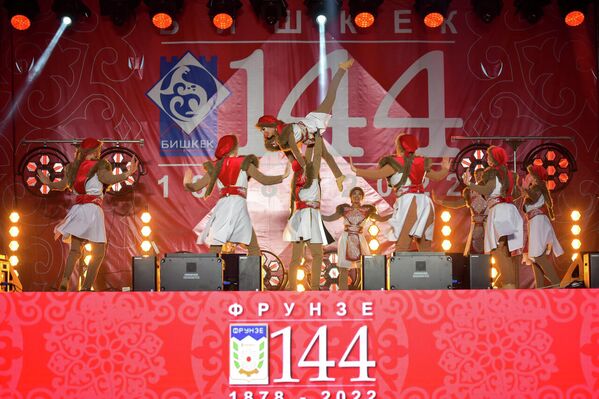 Перед горожанами выступили и танцевальные коллективы - Sputnik Кыргызстан