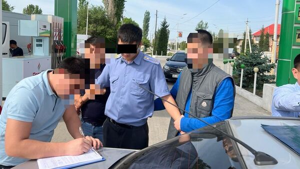 Задержание следователя Кара-Сууйского района при получении взятки - Sputnik Кыргызстан