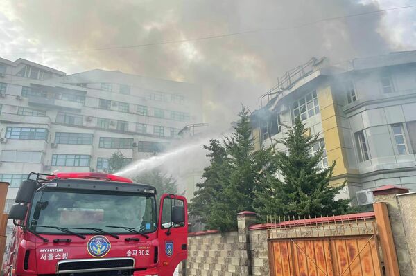 На месте работают четыре пожарных расчета - Sputnik Кыргызстан