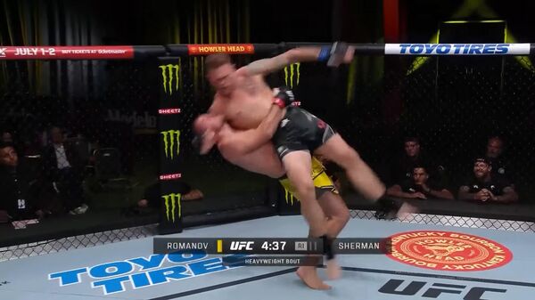 Бросил прогибом тяжеловеса — лучшие моменты турнира UFC в Лас-Вегасе. Видео - Sputnik Кыргызстан