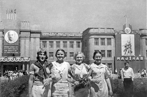 Эмгек майрамына чыккан кыз-келиндер. Фрунзе шаары, 1944-жыл - Sputnik Кыргызстан