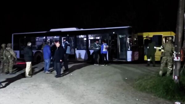 Как эвакуировали 46 человек из домов вблизи Азовстали в Мариуполе — видео - Sputnik Кыргызстан