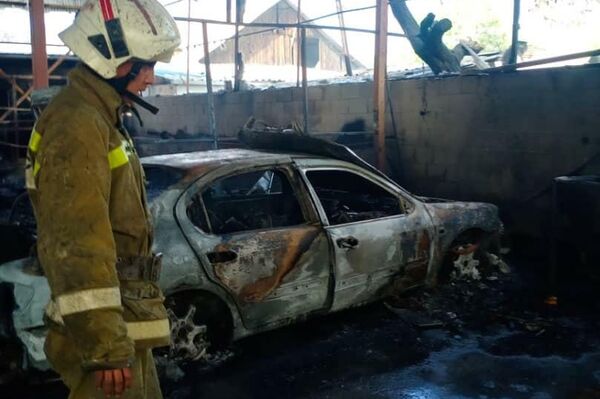 Ранее очевидцы сообщали, что загорелся автомобиль в боксе СТО - Sputnik Кыргызстан