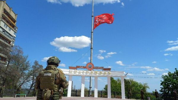 В Мелитополе впервые за много лет установили знамя Победы — видео - Sputnik Кыргызстан