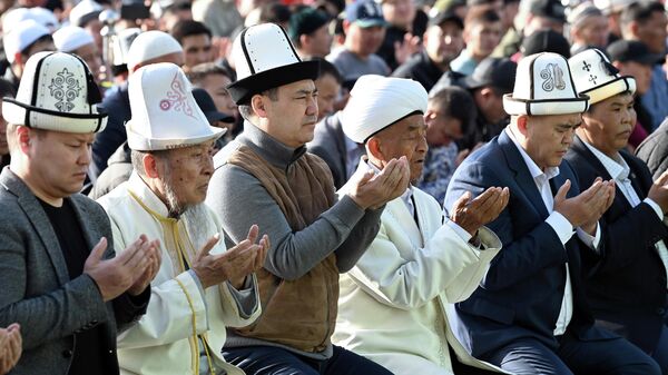 Айт-намаз по случаю священного праздника Орозо айт на Старой площади Бишкека - Sputnik Кыргызстан