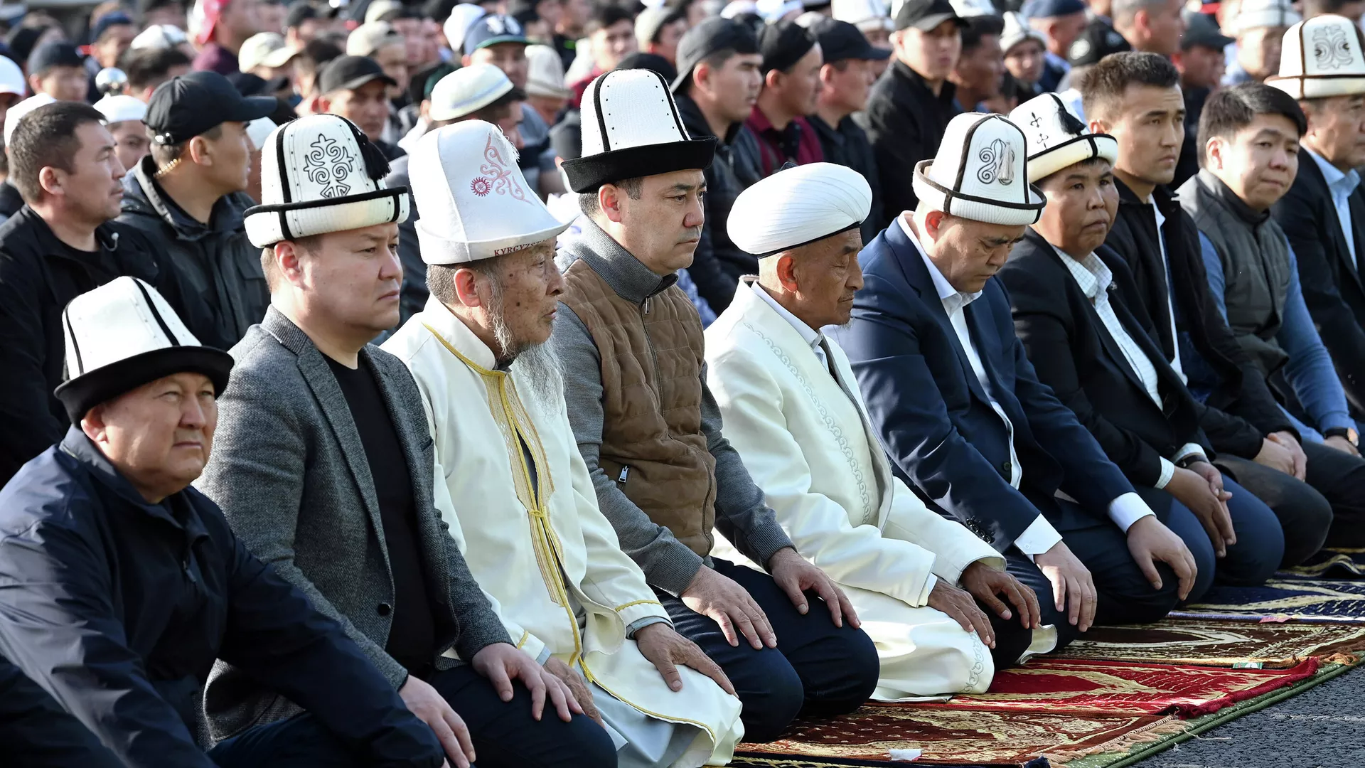 Айт-намаз по случаю священного праздника Орозо айт на Старой площади Бишкека