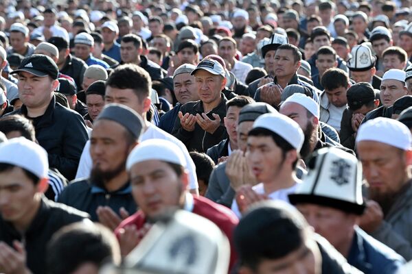 Мусульмане на Айт-намазе по случаю праздника Орозо айт на Старой площади Бишкека - Sputnik Кыргызстан