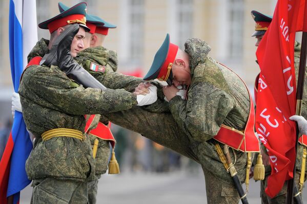 Российские военнослужащие во время репетиции военного парада, посвященного 77-й годовщине Победы в Великой Отечественной войне - Sputnik Кыргызстан
