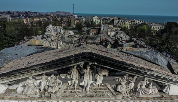 Разрушенное здание Донецкого академического областного драматического театра в Мариуполе - Sputnik Кыргызстан