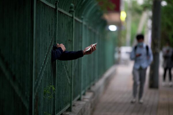Жители Пекина (Китай) во время локдауна - Sputnik Кыргызстан