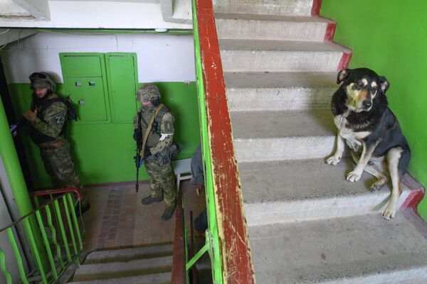 Российские военнослужащие в подъезде жилого дома в городе Рубежном (ЛНР) - Sputnik Кыргызстан