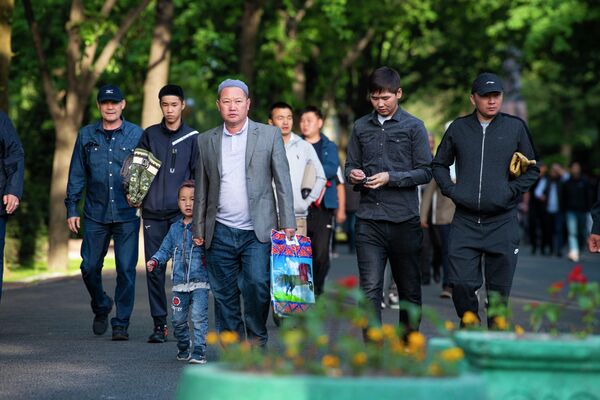 Мусульмане в Бишкеке идут на Айт-намаз по случаю завершения священного месяца Рамазан - Sputnik Кыргызстан
