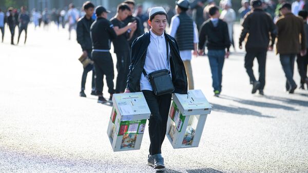 Верующий с ящиками для пожертвований - Sputnik Кыргызстан