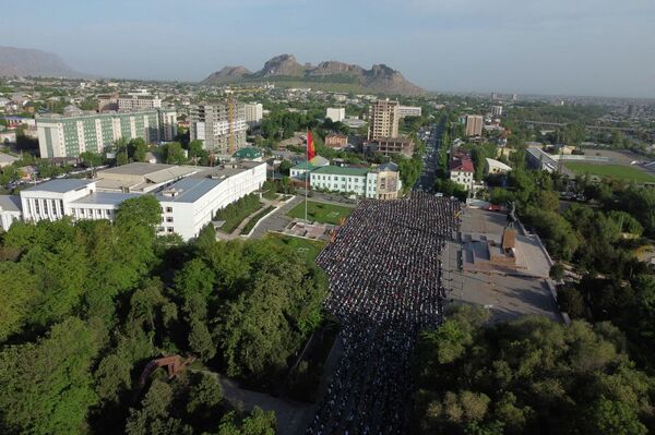 Ош шаарынын борбордук аянтында Орозо айт намазы окулуп, ага 13 миңден ашык киши келди. - Sputnik Кыргызстан