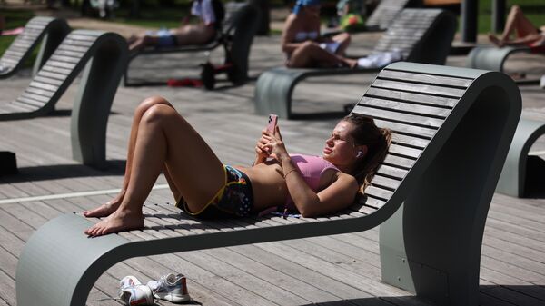Женщина со смартфоном в жару. Архивное фото - Sputnik Кыргызстан