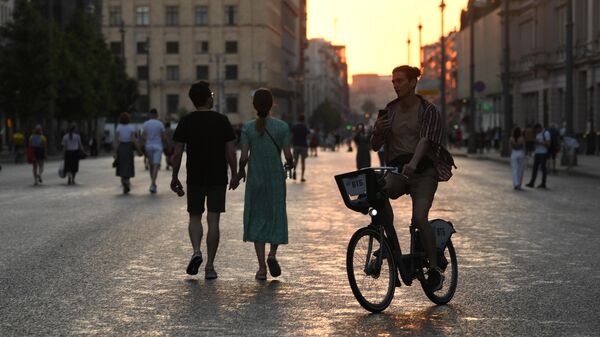 Москвичи гуляют по Тверской улице в Москве. Архивное фото - Sputnik Кыргызстан