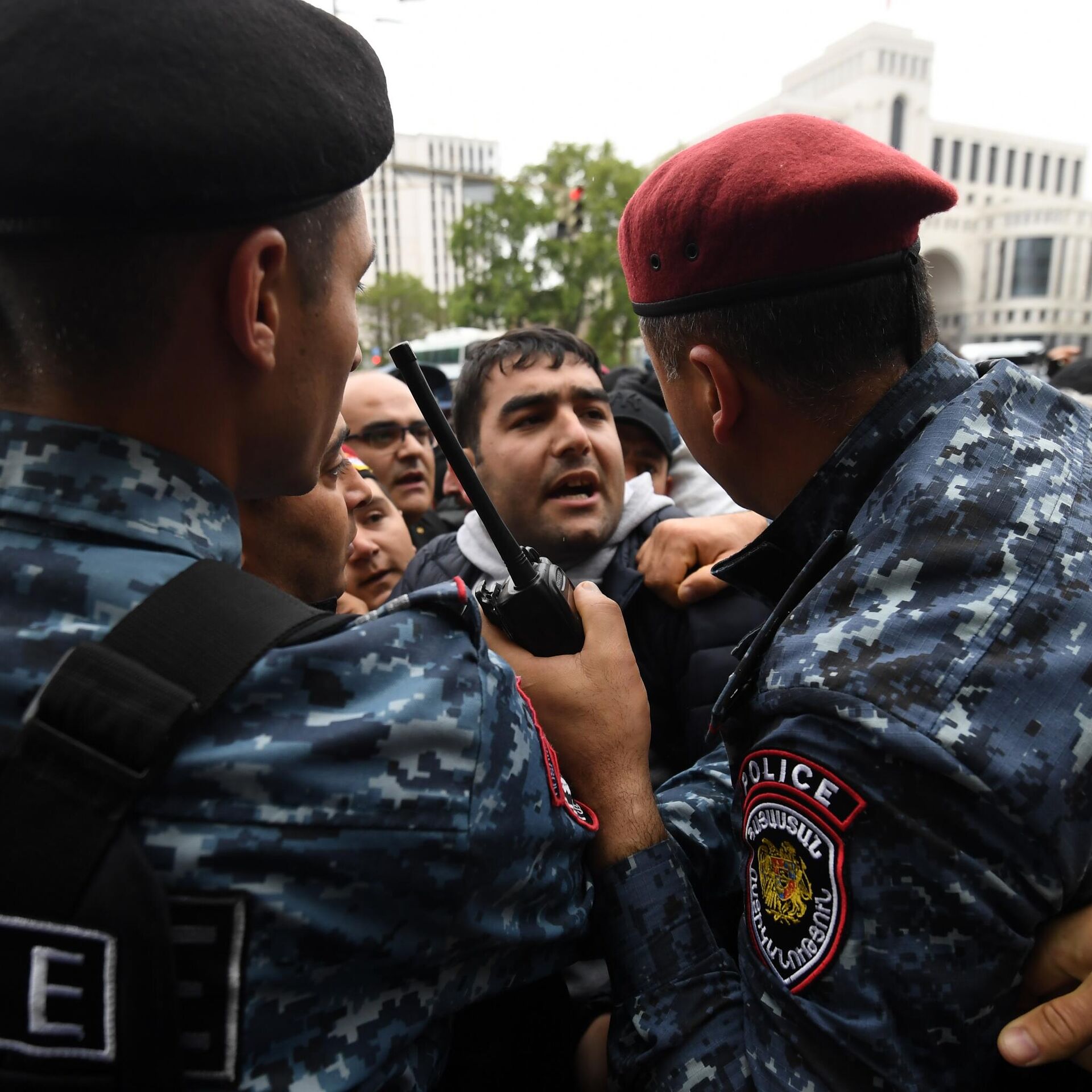 Последний новости еревана армения видео. Полиция Армении. Протесты в Ереване. Полиция Еревана. Митинги в Армении.