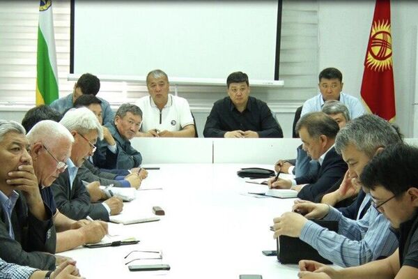 Заместитель председателя кабинета министров Бакыт Торобаев провел встречу с фермерами Чуйской области и представителями предприятий по переработке молочной продукции в формате круглого стола - Sputnik Кыргызстан
