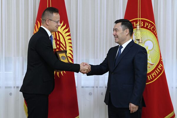 В Кыргызстан прилетел министр иностранных дел и внешней торговли Венгрии Петер Сийярто - Sputnik Кыргызстан