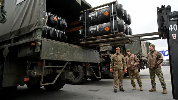 Украинские военнослужащие загружают в грузовик американский переносной противотанковый ракетный комплекс FGM-148 Javelin, предоставленный США. Архивное фото - Sputnik Кыргызстан