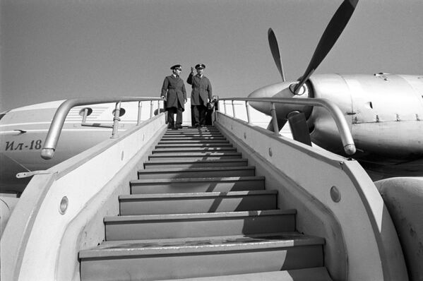Жарандык авиациянын учактары иш маалында, Фрунзе шаары, 1973-жыл - Sputnik Кыргызстан