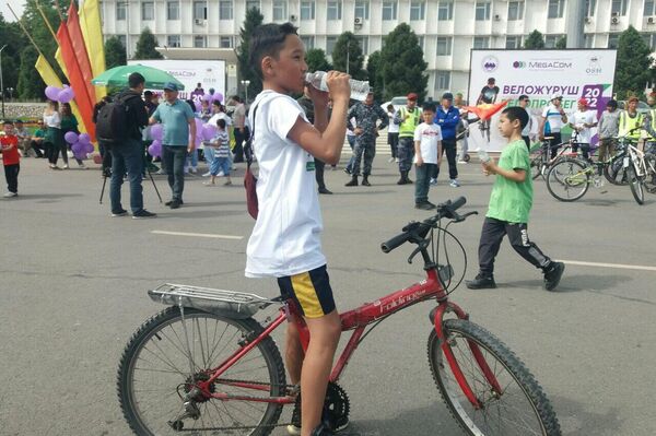 Как отметили в муниципалитете, по предварительным подсчетам, в велопробеге участвовали около 2 тысяч человек - Sputnik Кыргызстан