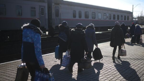 Жители ДНР на железнодорожной станции Ясиноватая в Донецкой области перед отправкой на территорию России - Sputnik Кыргызстан