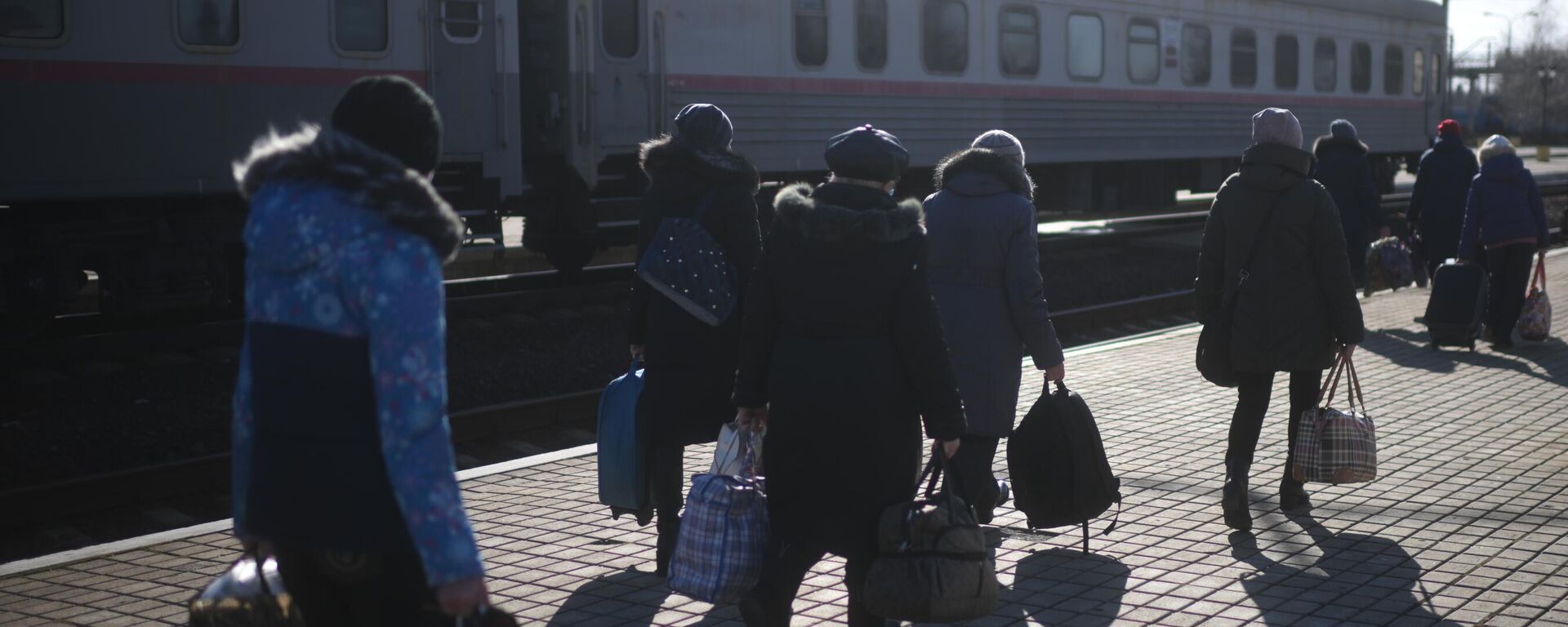 Жители ДНР на железнодорожной станции Ясиноватая в Донецкой области перед отправкой на территорию России - Sputnik Кыргызстан, 1920, 04.05.2022