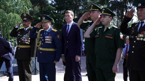 Возложение цветов и военные песни — как в Бишкеке прошел митинг-реквием. Видео - Sputnik Кыргызстан