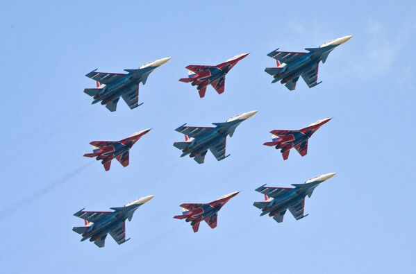 &quot;Кубинский бриллиант&quot; из истребителей МиГ-29 и Су-30СМ пилотажных групп &quot;Русские витязи&quot; и &quot;Стрижи&quot; - Sputnik Кыргызстан