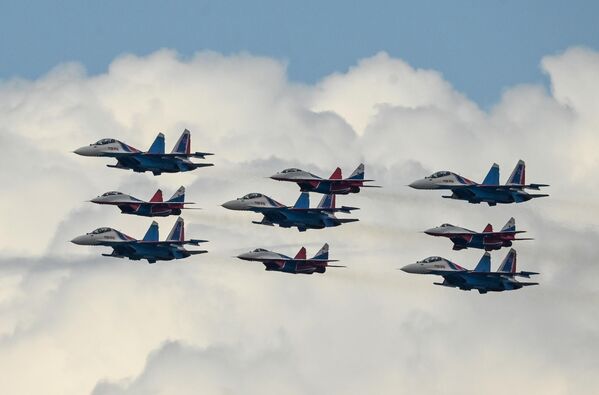 Истребители МиГ-29 и Су-30СМ пилотажных групп &quot;Русские витязи&quot; и &quot;Стрижи&quot; в полетном порядке &quot;Кубинский бриллиант&quot; на репетиции воздушной части парада в честь 77-й годовщины Победы в ВОВ - Sputnik Кыргызстан