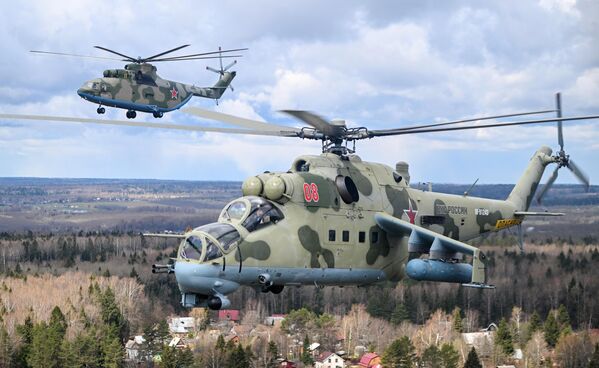 Тяжелый многоцелевой транспортный вертолет Ми-26 (на втором плане) и ударный вертолет Ми-24 летят на репетицию воздушной части парада Победы - Sputnik Кыргызстан
