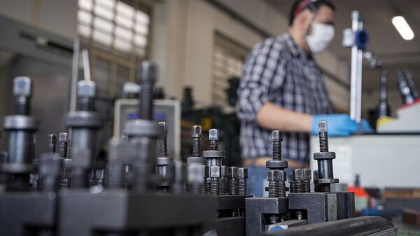 Мужчина во время работы на заводе металлоконструкций в Турине - Sputnik Кыргызстан