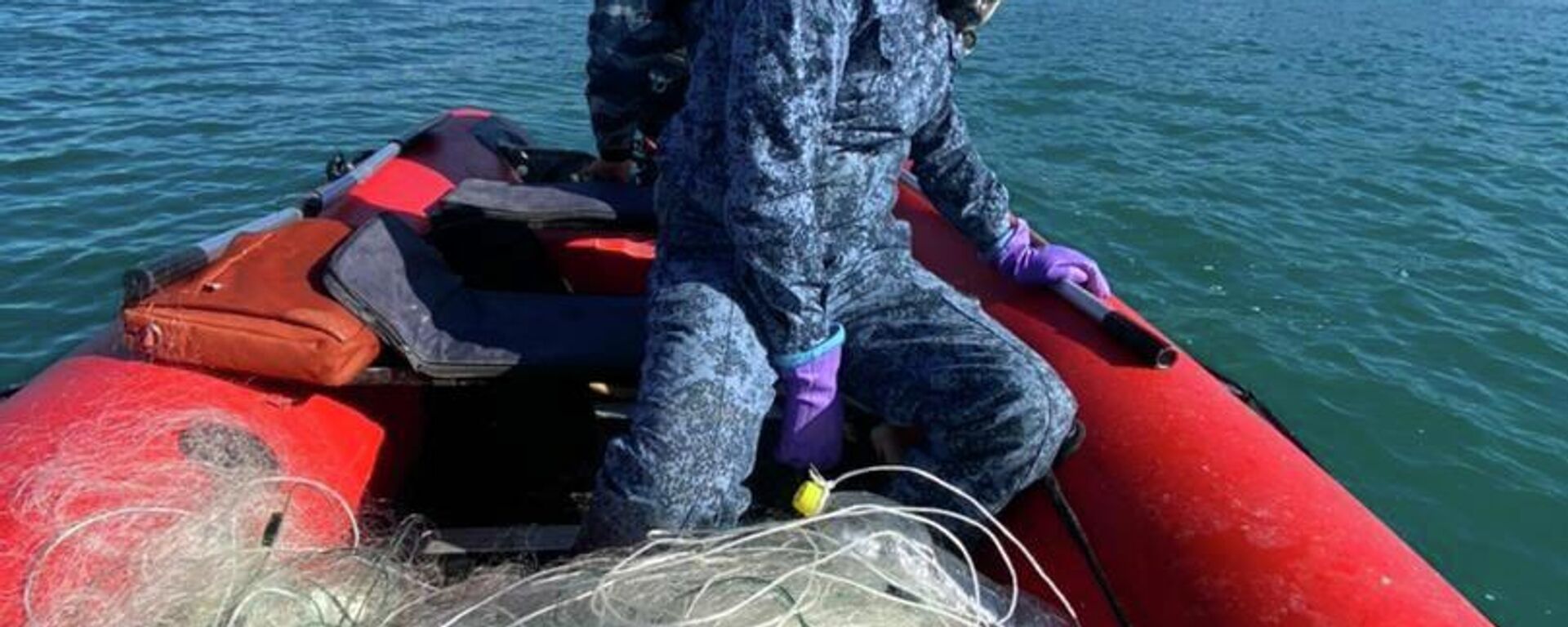 Незаконный вылов рыбы на озере Иссык-Куль - Sputnik Кыргызстан, 1920, 16.04.2026