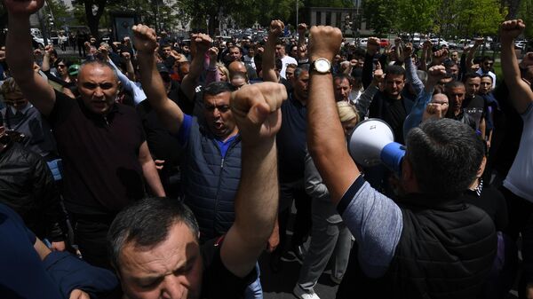 Участники протестного движения в Ереване на четвертый день акции неповиновения, с требованиями отставки премьер-министра Никола Пашиняна - Sputnik Кыргызстан