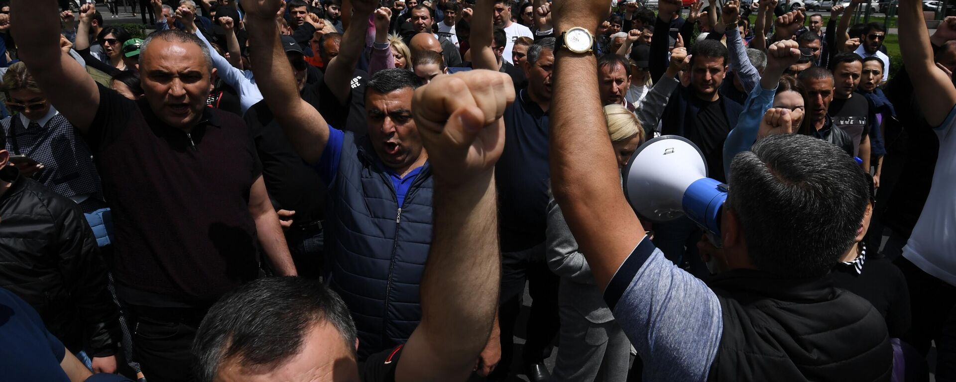 Участники протестного движения в Ереване на четвертый день акции неповиновения, с требованиями отставки премьер-министра Никола Пашиняна - Sputnik Кыргызстан, 1920, 04.05.2022