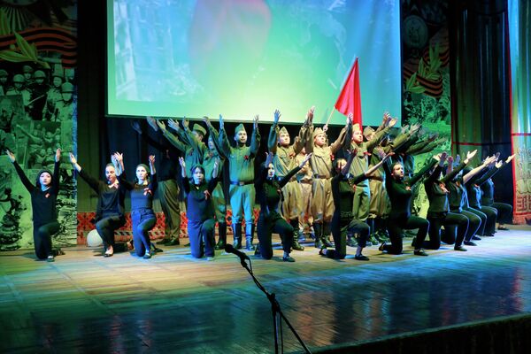 Концерт начался с выступления воспитанников Молодежного центра культуры и творчества КРСУ, исполнивших музыкально-хореографическую композицию - Sputnik Кыргызстан