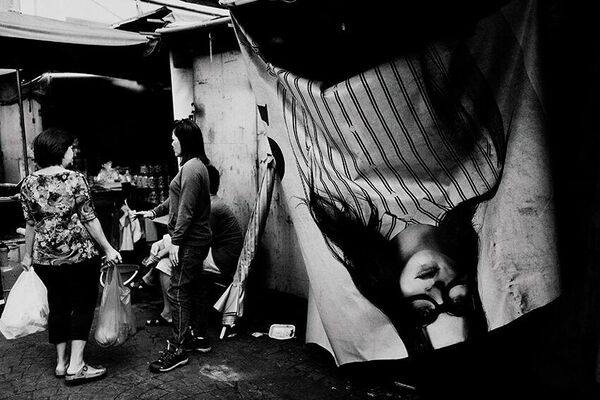 Снимок китайского фотографа Зинуо Ши, победивший в категории &quot;Молодежная уличная фотография&quot; - Sputnik Кыргызстан