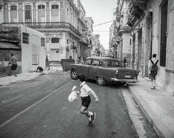 Снимок &quot;Бег в Гаване&quot; французского фотографа Этьена Сушона, победивший в категории &quot;Уличная фотография&quot; - Sputnik Кыргызстан