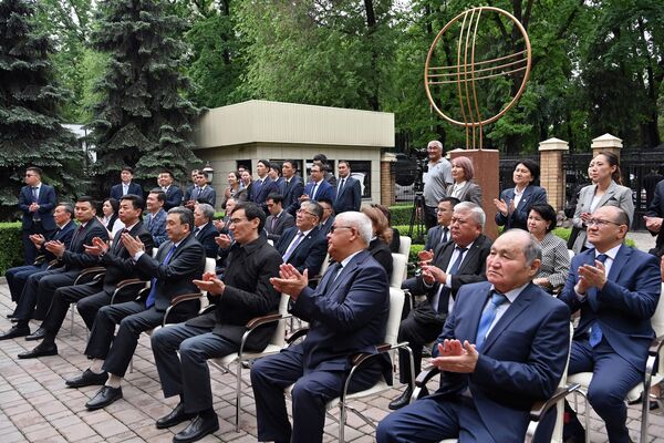 Визит состоялся в День Конституции, который сегодня, 5 мая, отмечают в Кыргызстане - Sputnik Кыргызстан
