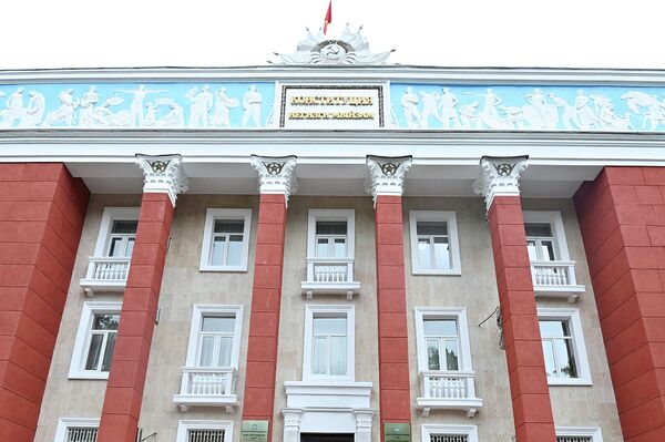 Президент Садыр Жапаров посетил Конституционный суд и вручил именные часы ряду судей - Sputnik Кыргызстан